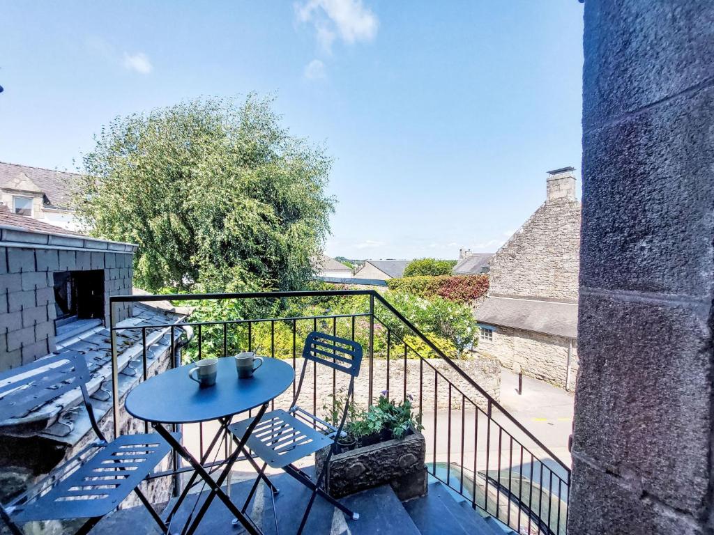 un patio avec une table et des chaises sur un balcon dans l'établissement Apartment Er Velin by Interhome, à La Trinité-sur-Mer
