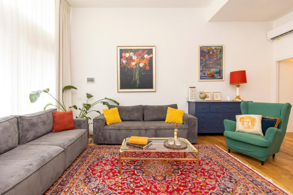 Loft Luxury Design- Apt with 2 bedrooms -WIFI ULTRA-5min METRO