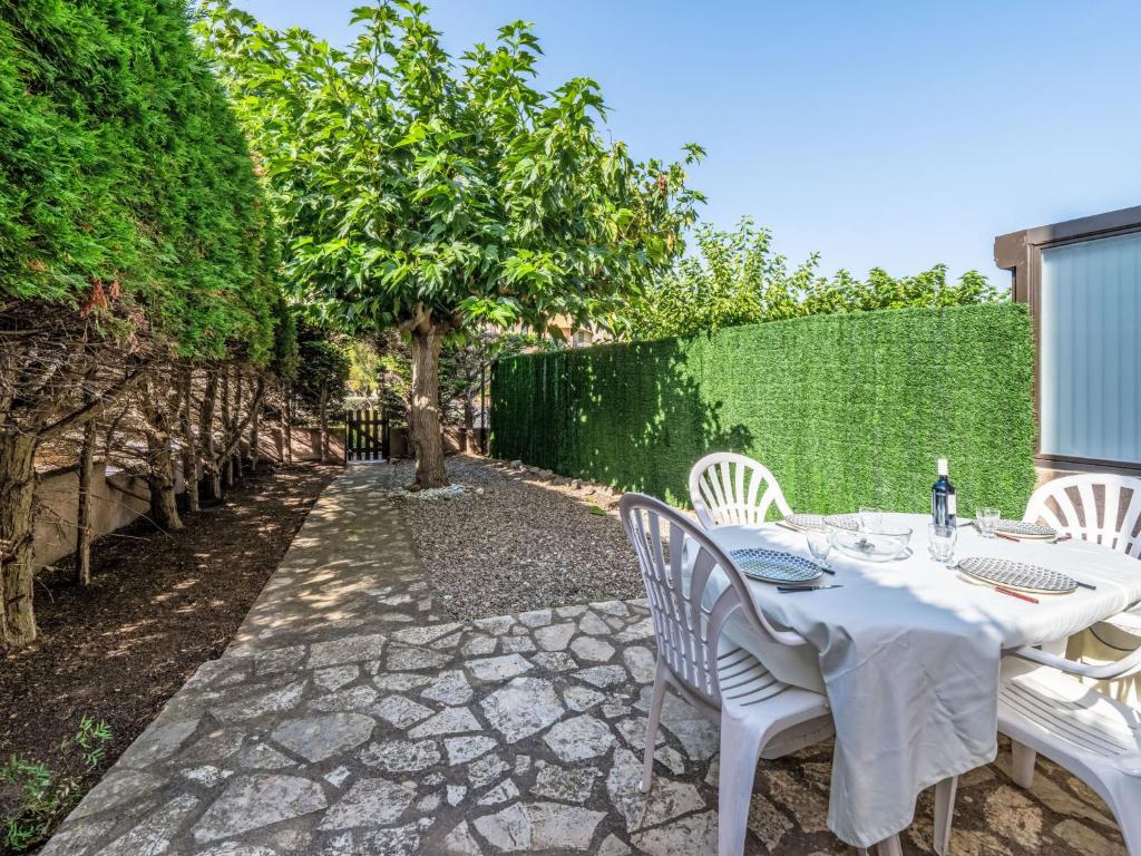 une table blanche et des chaises sur une terrasse dans l'établissement Apartment Les Terrasses de la Méditerranée-13 by Interhome, à Saint Pierre La Mer