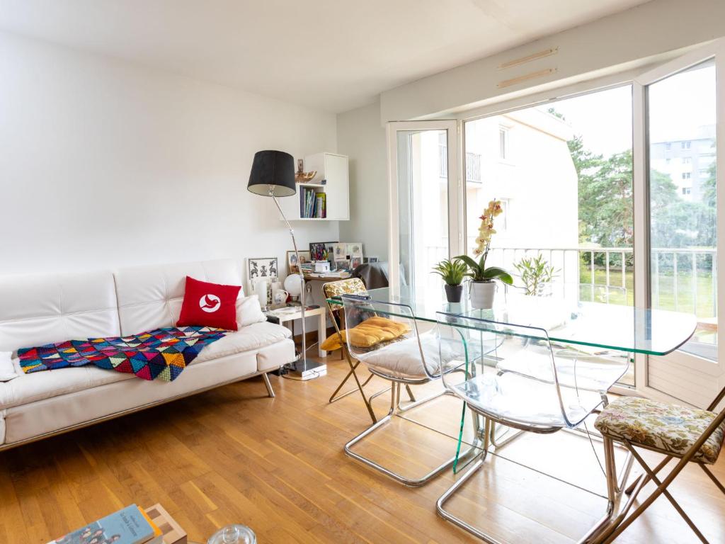 un salon avec un canapé blanc et une table en verre dans l'établissement Apartment La Ville Allis by Interhome, à Saint-Malo