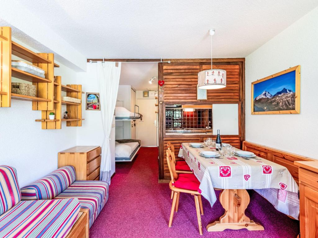 une salle à manger avec une table et des chaises dans l'établissement Studio Le Borsat - Val Claret-18 by Interhome, à Tignes