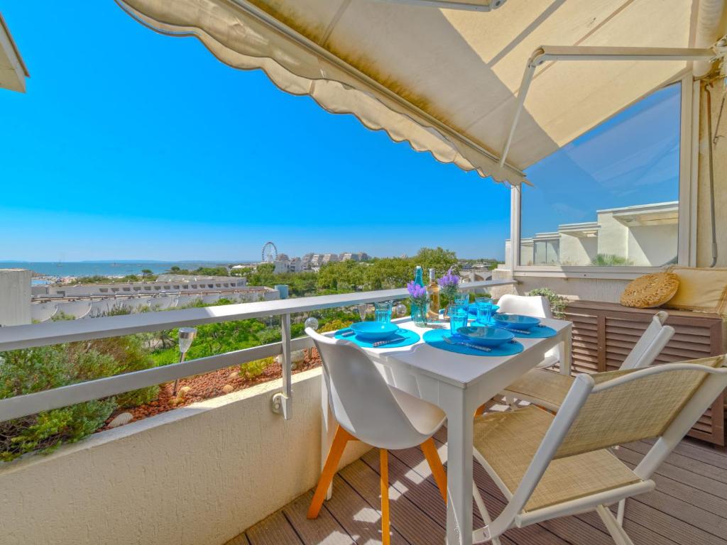 une table et des chaises sur un balcon avec vue sur l'océan dans l'établissement Studio Les Terrasses de la Mer-18 by Interhome, à La Grande Motte