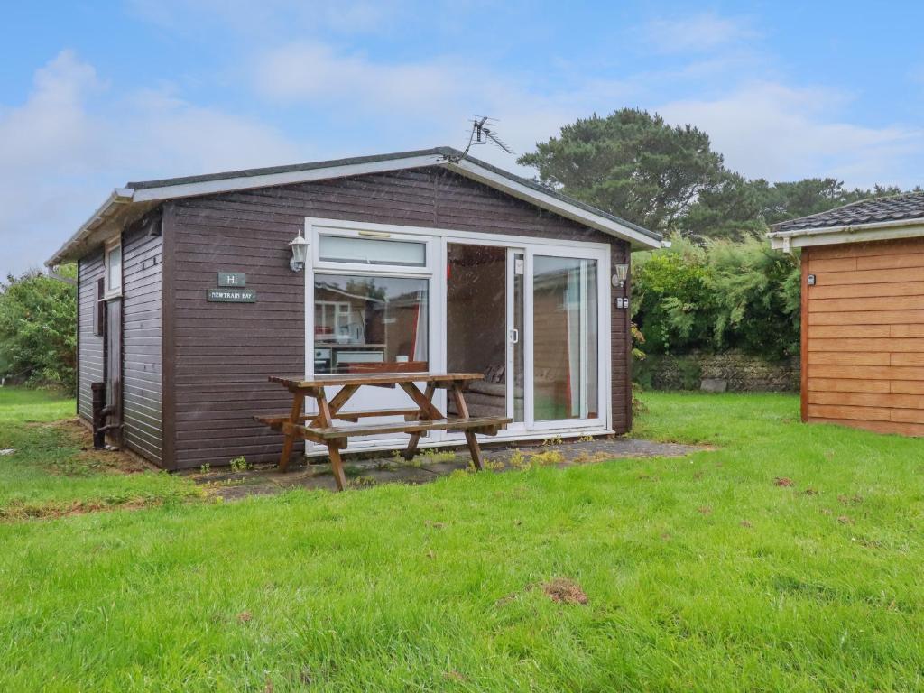 a shed with a picnic table in a yard at Newtrain Bay in Padstow