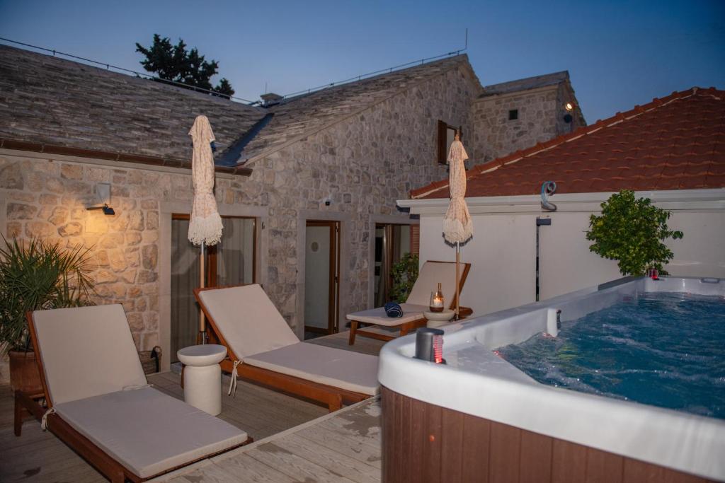 Der Swimmingpool an oder in der Nähe von Integra Hotel