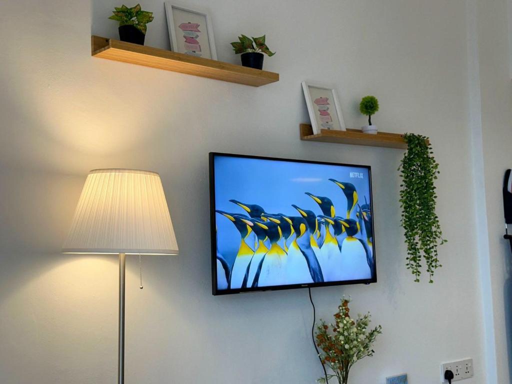 TV a/nebo společenská místnost v ubytování Laguna Seaview Suites PD By Maison