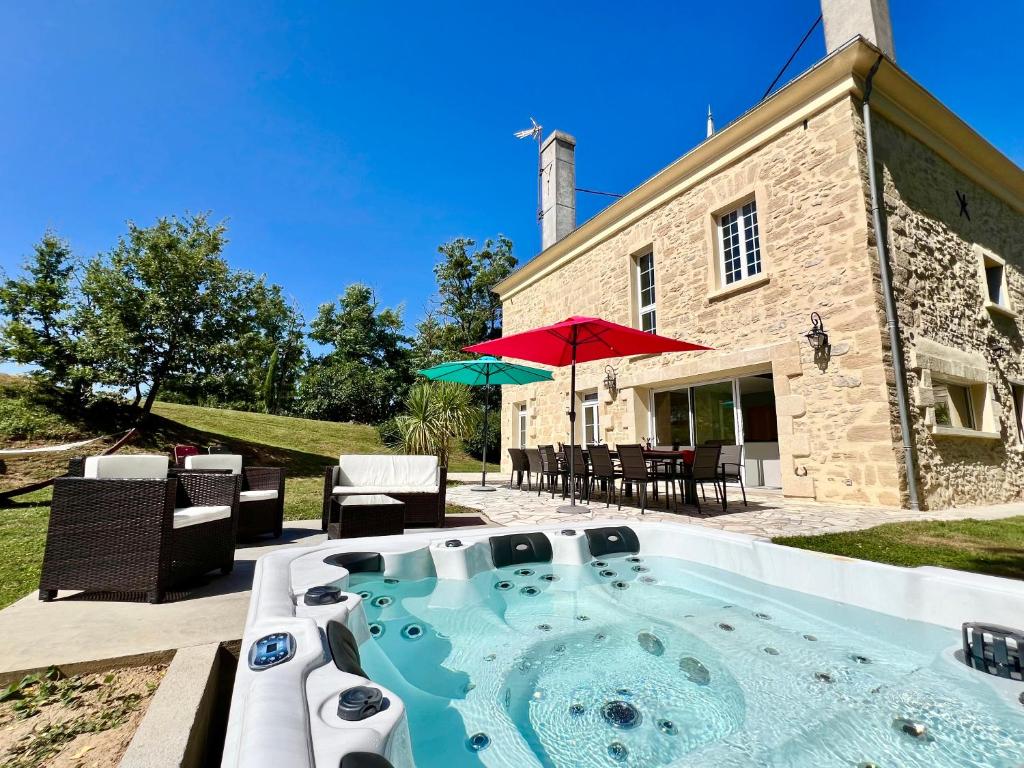 - un bain à remous dans l'arrière-cour d'une maison dans l'établissement Le Havre des Perrières - Gîte avec spa, 15 personnes, 5 chambres, à Vaudelnay