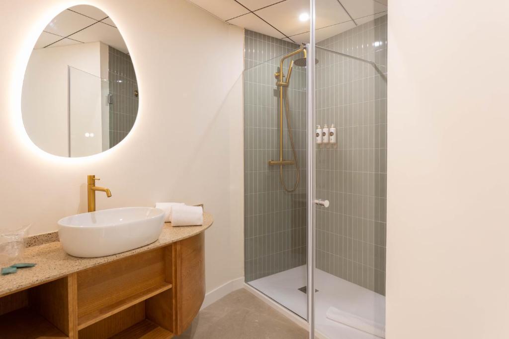 a bathroom with a sink and a shower at Reina Victoria El Mercado in Alicante