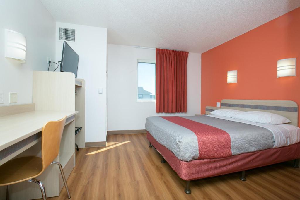 Motel 6-Brooklyn Center, MN - Minneapolis - Suite Queen