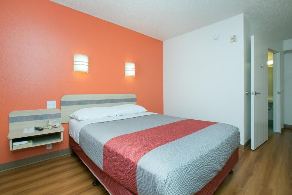 Motel 6-Brooklyn Center, MN - Minneapolis - Habitación Deluxe Con Cama Grande - No Fumadores