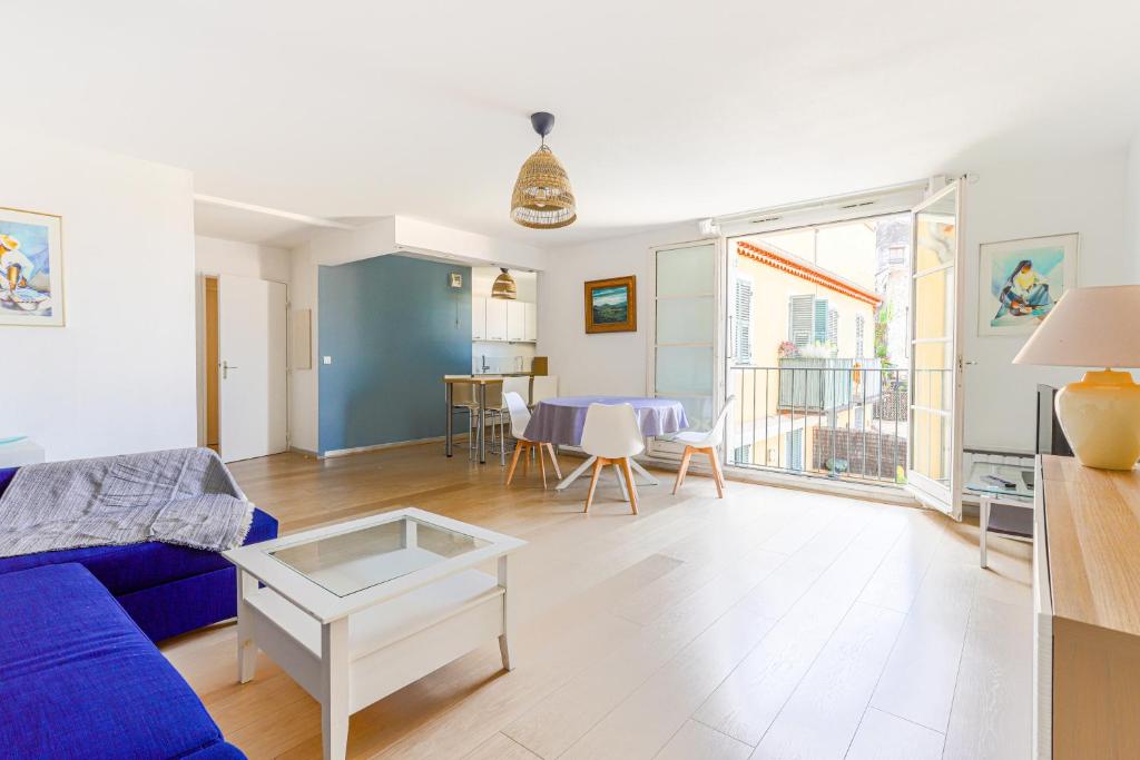 un salon avec un canapé bleu et une table dans l'établissement 2 Pièces cœur Vieux Nice avec stationnement, à Nice