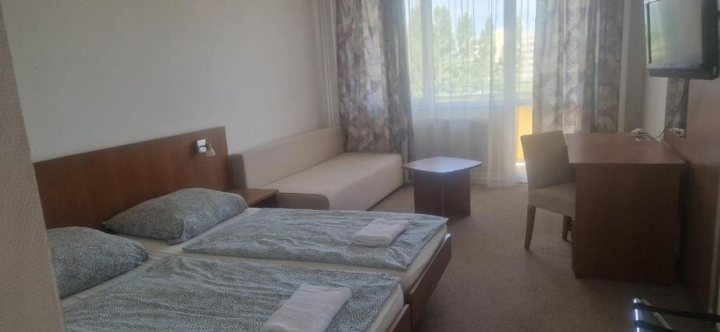 Postel nebo postele na pokoji v ubytování Aranypart Szálló-Közösségi Szálláshely