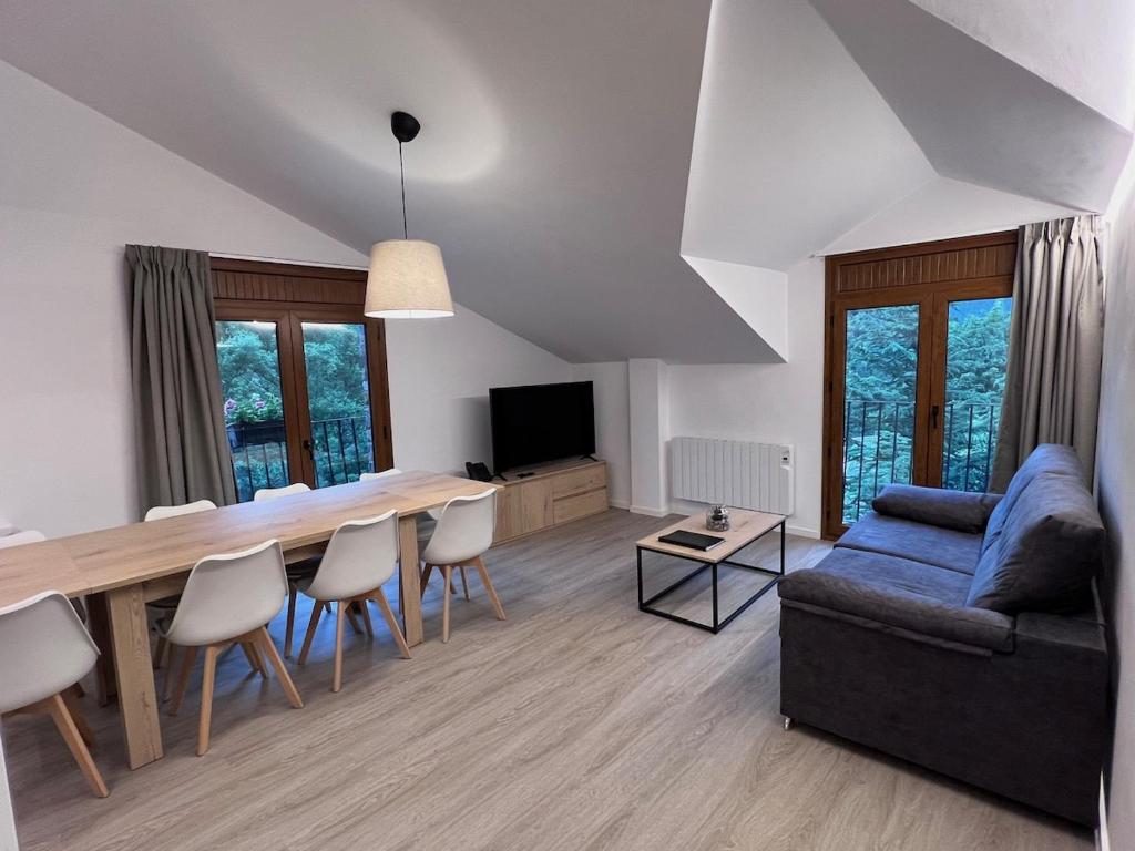 TV a/nebo společenská místnost v ubytování Apartaments Turistics El Buner