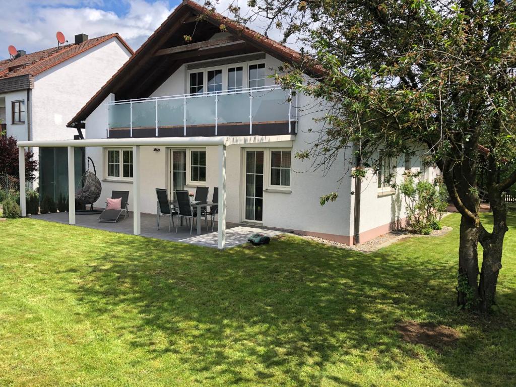 an external view of a house with a lawn at Haus Am Spitalgarten für 10 Personen in Gundelfingen an der Donau