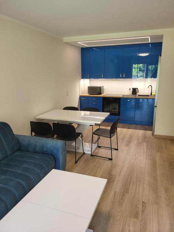 ein Wohnzimmer mit Sofa und Tisch in der Unterkunft Plażowa Park 13 Międzywodzie in Międzywodzie