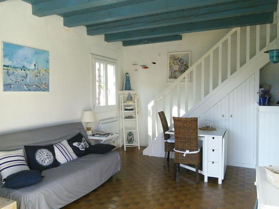 un salon avec un canapé et un bureau dans l'établissement Cap d'Agde - Bel appartement 4 pers avec piscine, au Cap d'Agde