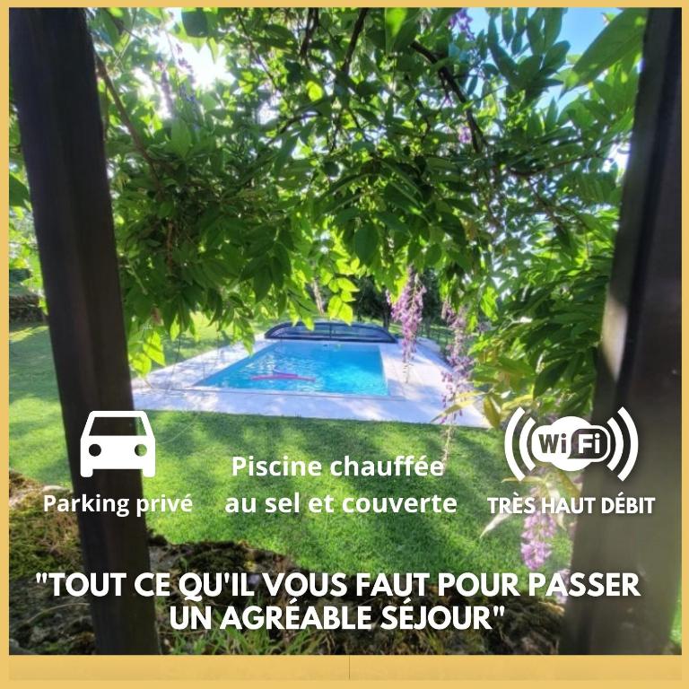 - un panneau pour une maison avec piscine dans l'établissement Au Grand Bonheur - Gîte Padirac - Rocamadour, à Miers
