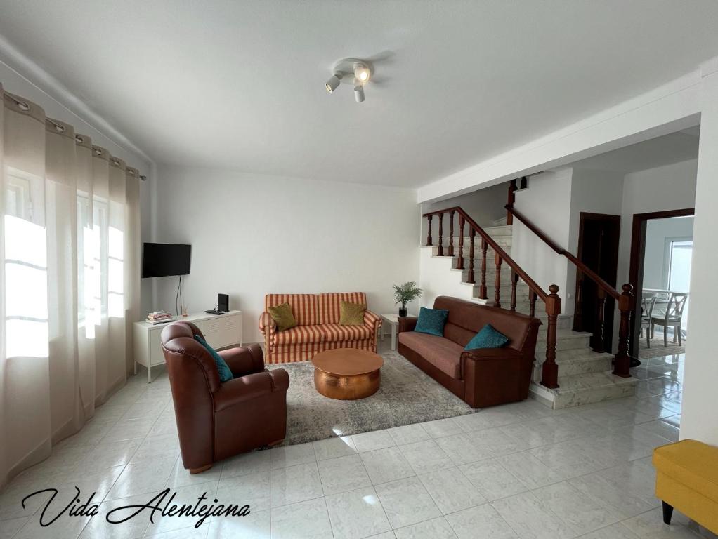 a living room with two chairs and a table at Vida Alentejana in Reguengos de Monsaraz