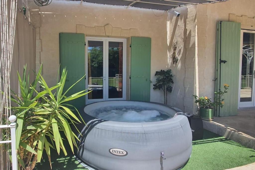 un bain à remous sur la terrasse d'une maison dans l'établissement Villa proche des Alpilles Spa, à Eyguières