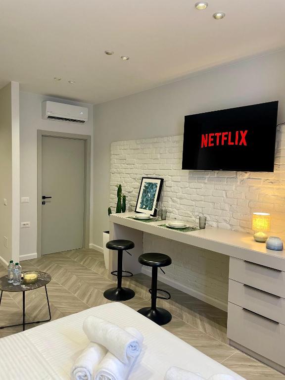 TV a/nebo společenská místnost v ubytování - Free Parking - Cozy City Center Studio -
