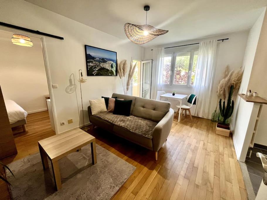 un salon avec un canapé et une table dans l'établissement Gaudinière 2pers Tv wifi Parking, à Nantes