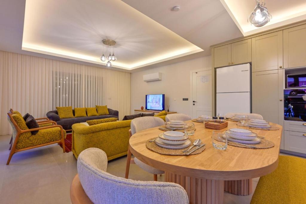 TV a/nebo společenská místnost v ubytování Villa Almilalin 6 bedroom Holiday Villa for Rent in Oludeniz