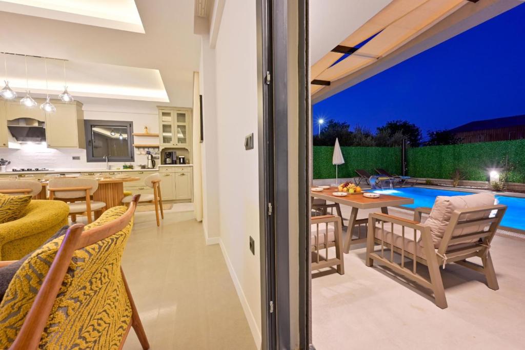 Bazén v ubytování Villa Almilalin 6 bedroom Holiday Villa for Rent in Oludeniz nebo v jeho okolí