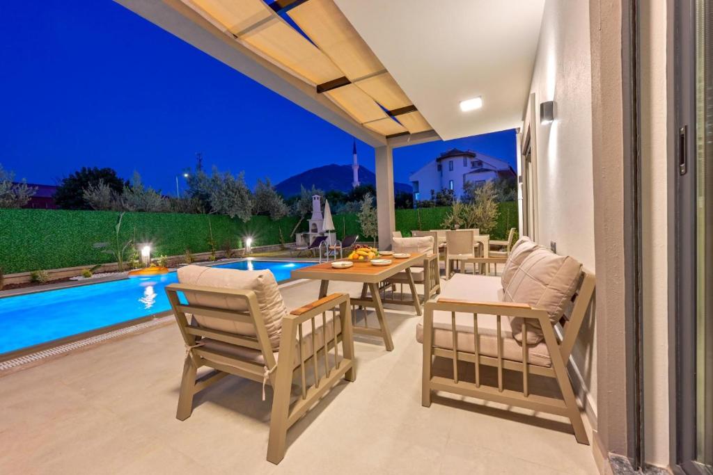 Bazén v ubytování Villa Almilalin 6 bedroom Holiday Villa for Rent in Oludeniz nebo v jeho okolí