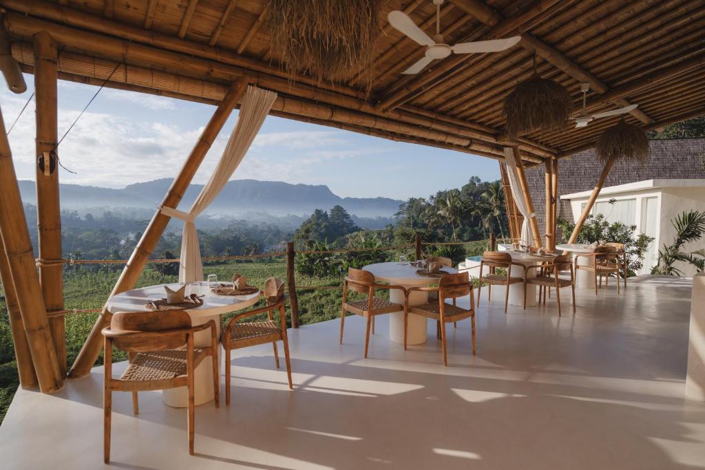 Nespecifikovaný výhled na hory nebo výhled na hory při pohledu z vily