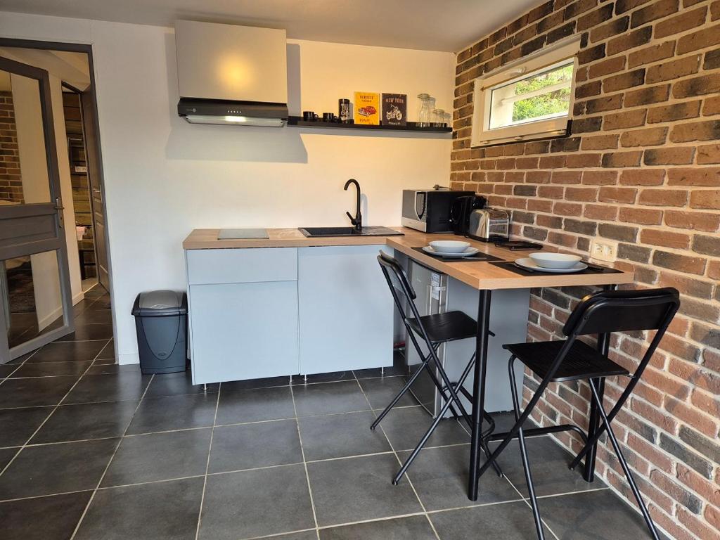 Kuchyň nebo kuchyňský kout v ubytování Loft des Cigognes