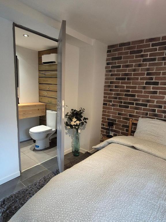 Postel nebo postele na pokoji v ubytování Loft des Cigognes