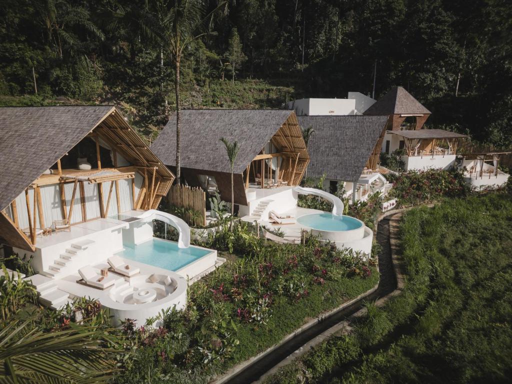 eine Luftansicht eines Resorts mit Pool in der Unterkunft NUMA Bali Hotel in Sidemen