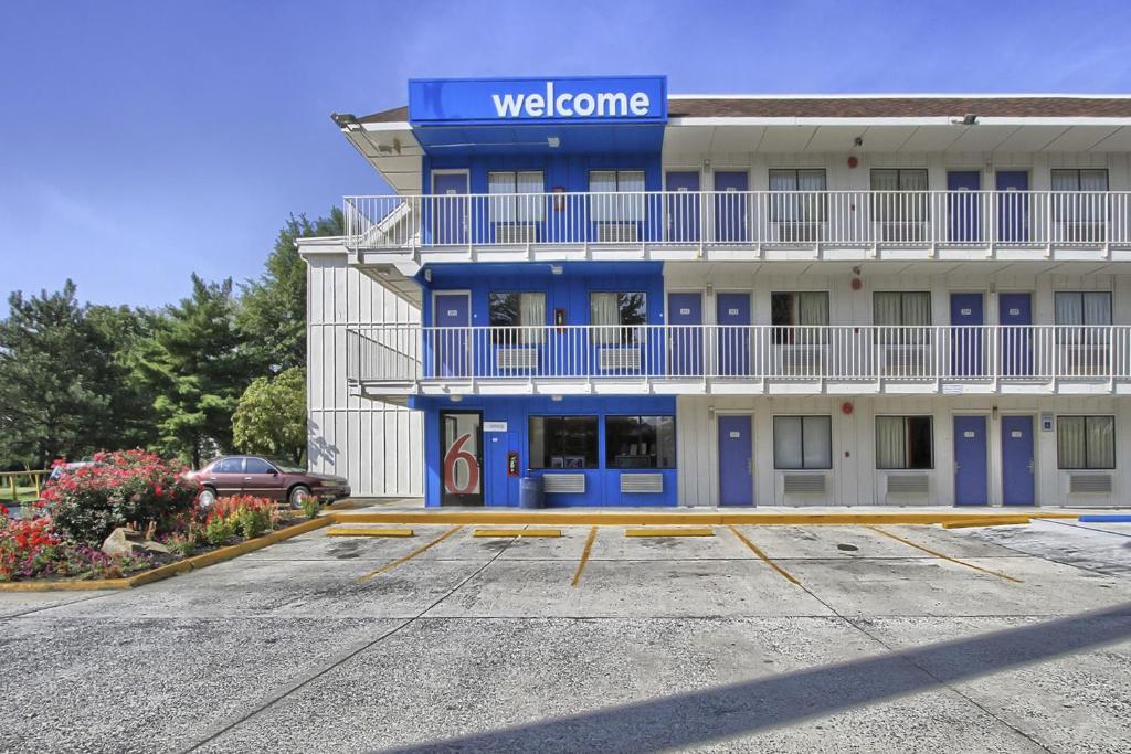 a building with a welcome sign on the side of it at Motel 6-New Cumberland, PA - Harrisburg - Hershey South in New Cumberland