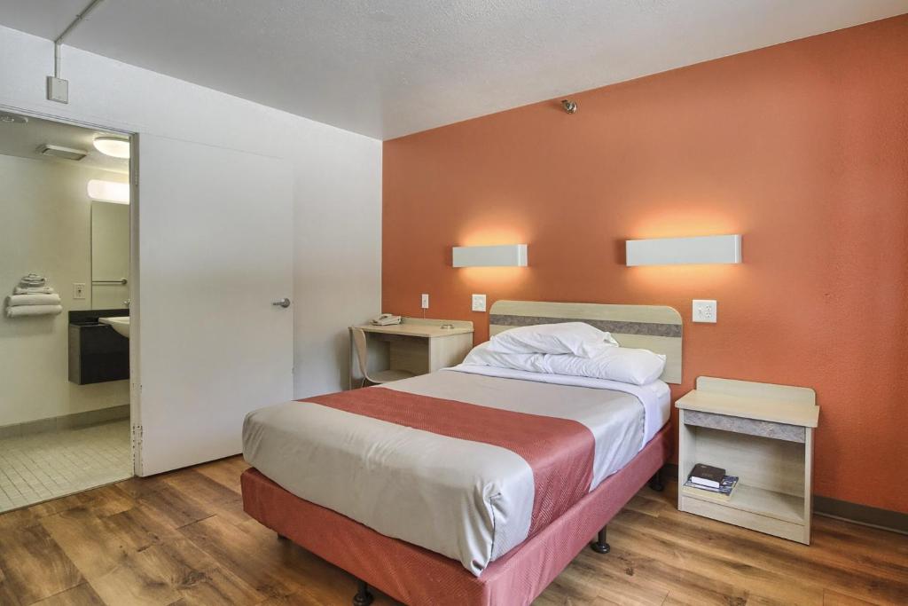 Motel 6-New Cumberland, PA - Harrisburg - Hershey South - Queen Room - Disability Access - Roll In Shower