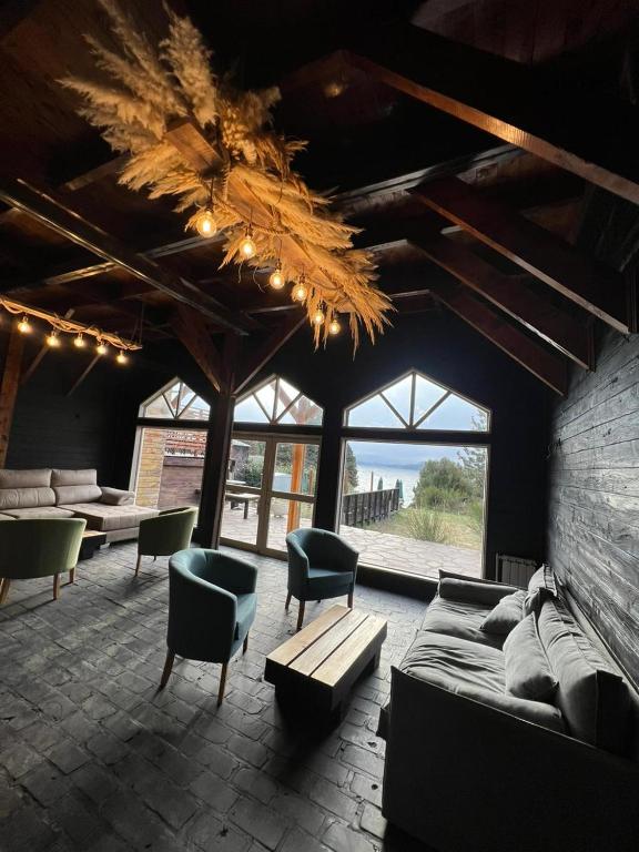 圣卡洛斯-德巴里洛切Casa VanTitter的带沙发、椅子和窗户的客厅