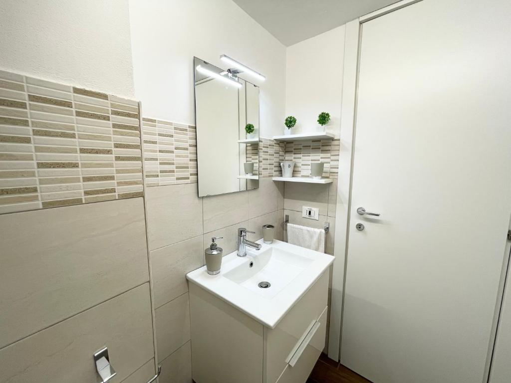 A bathroom at CATHEDRAL APARTMENT