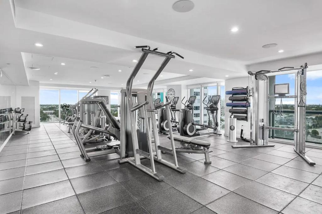 Fitness centrum a/nebo fitness zařízení v ubytování Luxury Beachfront Studio with Daily Cleaning