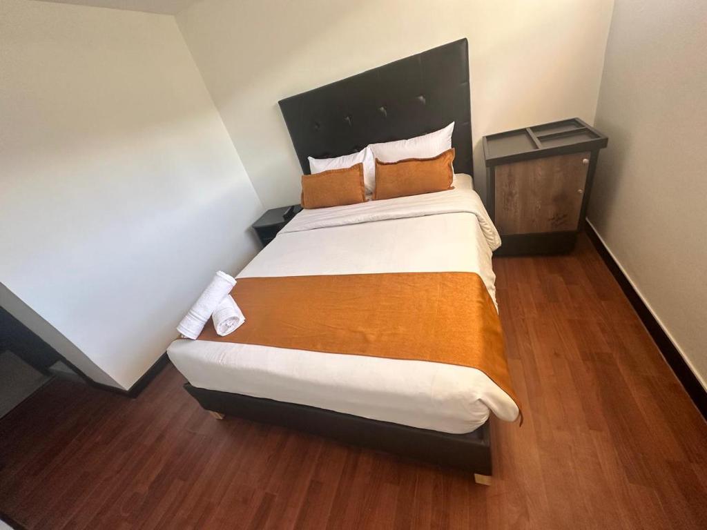 Postel nebo postele na pokoji v ubytování Hotel Embajada Bogota DC
