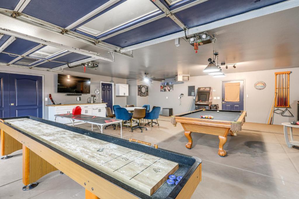 ein Zimmer mit einem Billardtisch und Tischtennisplatten in der Unterkunft Deluxe Flagstaff Abode with Game Room and Outdoor Fun! in Elden Pueblo