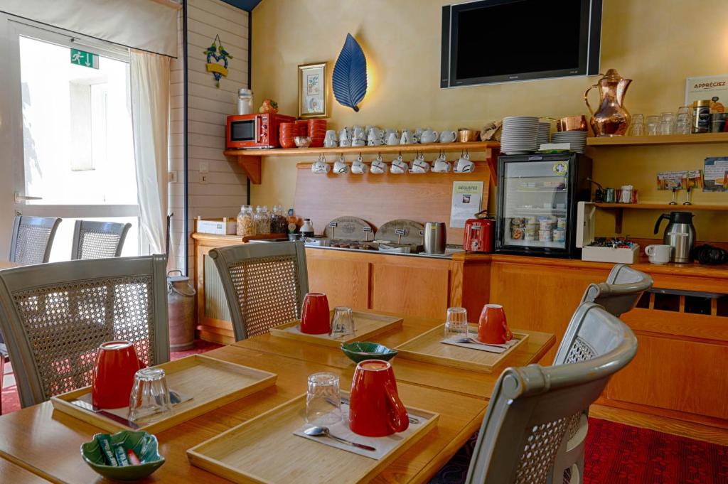 Kuchyň nebo kuchyňský kout v ubytování Hotel Le Branhoc - Brit Hotel Auray
