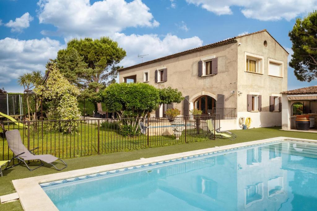 une villa avec piscine devant une maison dans l'établissement Monte Leon, à Châteaurenard