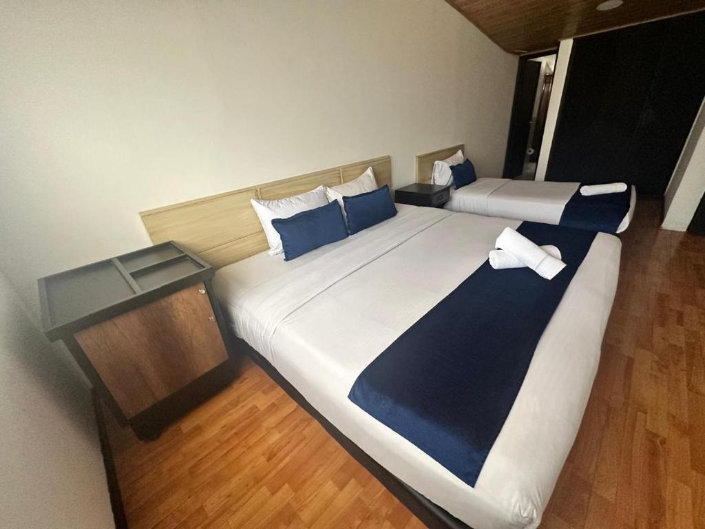 Postel nebo postele na pokoji v ubytování Hotel Embajada Bogota DC