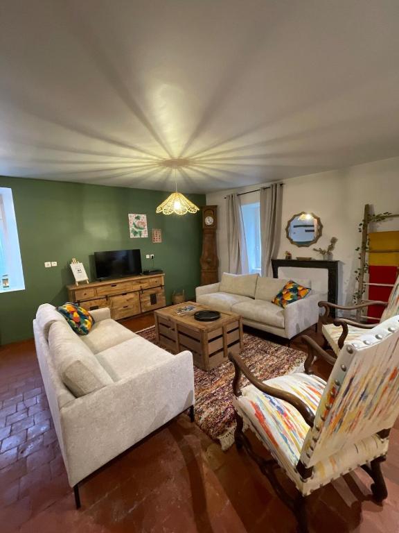 un salon avec deux canapés et une télévision dans l'établissement 