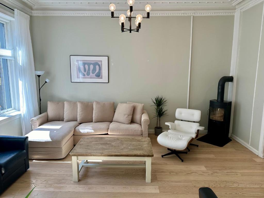 Posezení v ubytování Classical 3 bedroom, 2 bath, minutes from Royal Palace, Main Shopping Street, Restaurants & Downtown