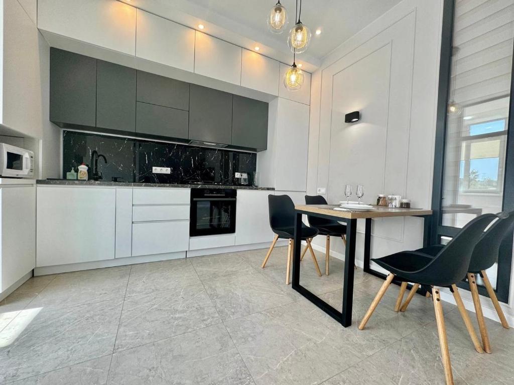 Kuchyň nebo kuchyňský kout v ubytování ApartPoltava PREMIUM ДИЗАЙН закритий ЖК ПИЛИПА ОРЛИКА 26