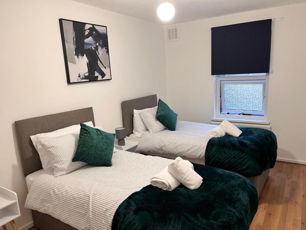 Ένα ή περισσότερα κρεβάτια σε δωμάτιο στο Abbey Wood Serviced Apartment 3BRH Free Wi-Fi Parking Tea and Coffee