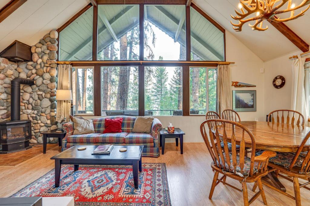 un salon avec un canapé et une table dans l'établissement Hillside Hideaway Warm and Cozy Terrace Lakes Cabin, à Crouch