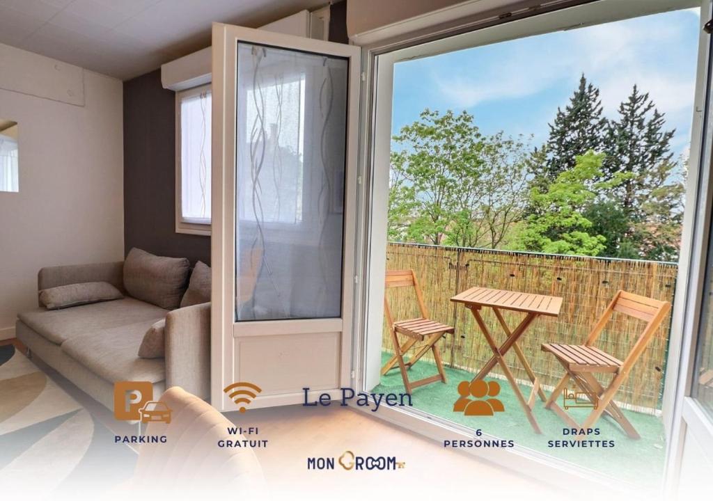 Zimmer mit einer Glasschiebetür mit einem Tisch und Stühlen in der Unterkunft Le Payen - 3 chb Confort - balcon - Mon Groom in Troyes