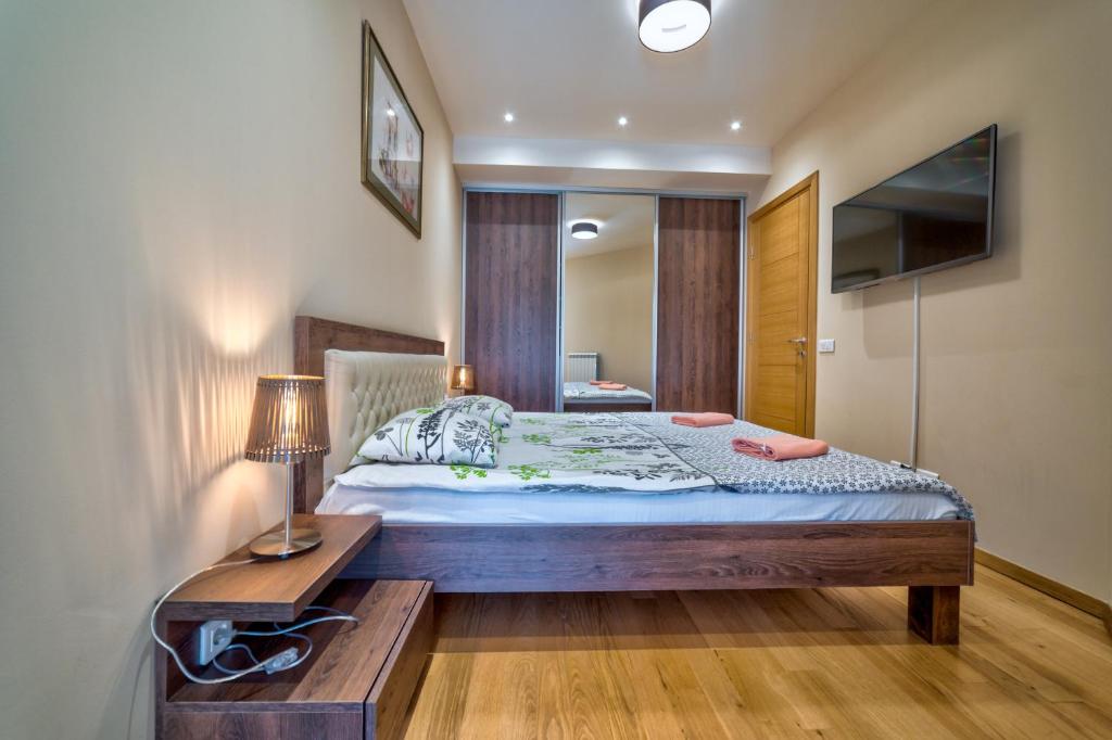 Uma cama ou camas num quarto em Luxury Kalman Centar Apartman