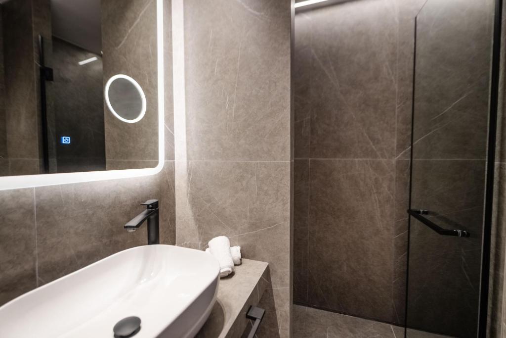 Koupelna v ubytování Kantoni Suites