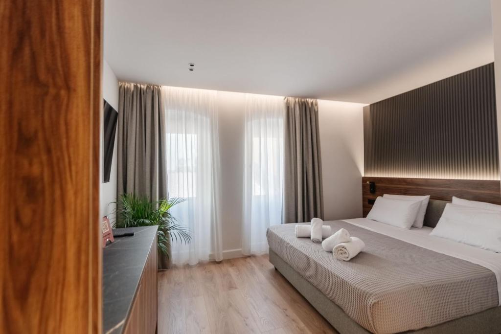 Postel nebo postele na pokoji v ubytování Kantoni Suites